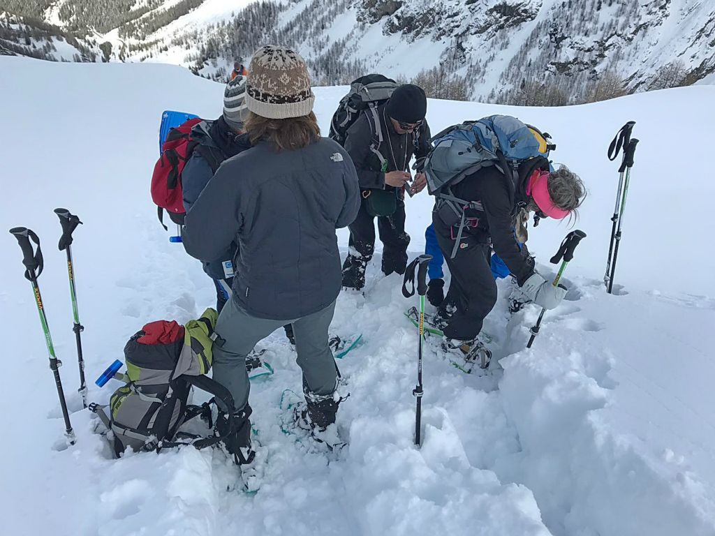 Après une 1ère casse à la montée, l'attache de la raquette gauche d'Annie se casse. Autre réparation de fortune! (Merci Elodie pour la photo)